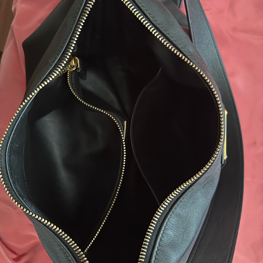 Prada Elegant Black Leather Shoulder Bag - Picture 6 of 7